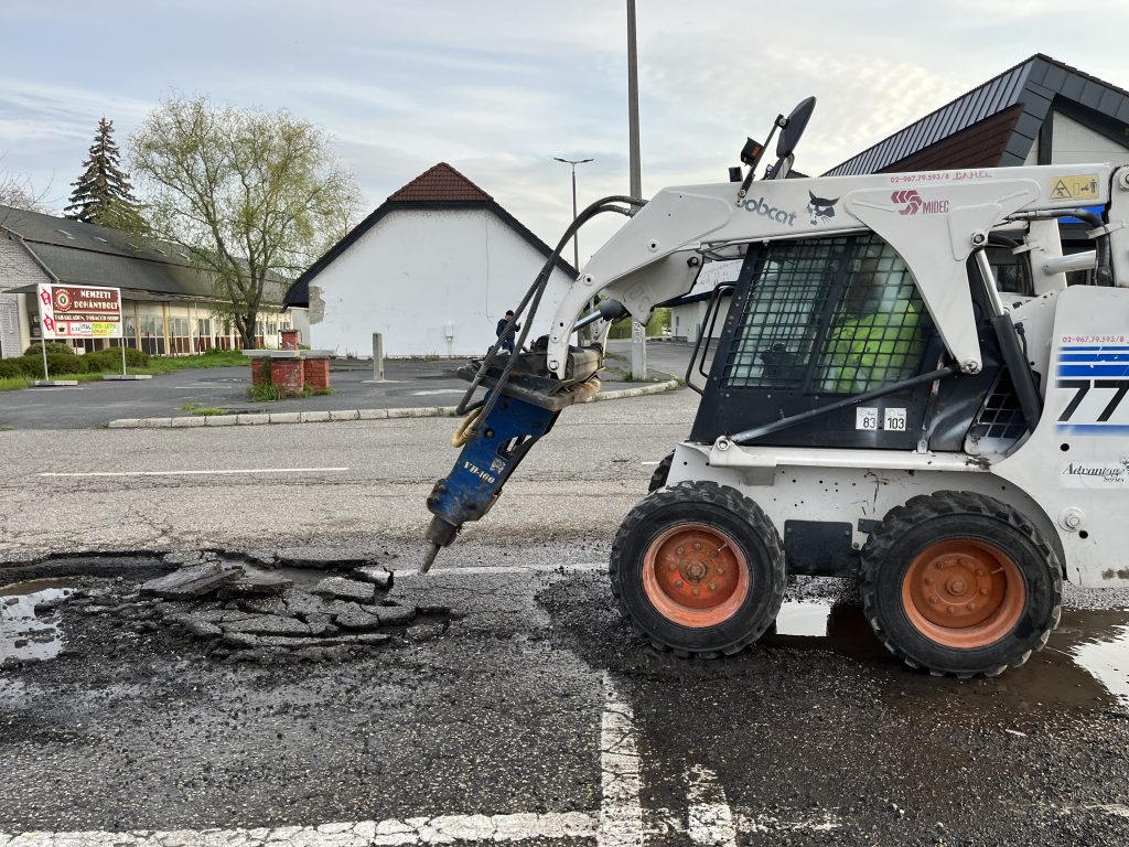 kátyú bontása